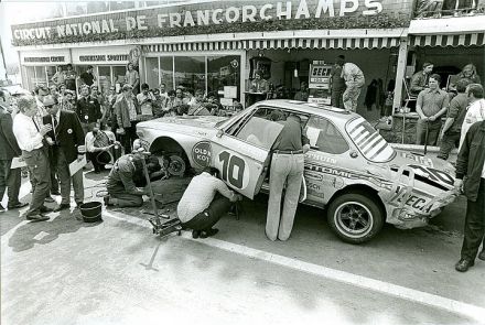 John Fitzpatrick, Alain Peltier i Christian Ethuin na samochodzie BMW 2800 CS.
