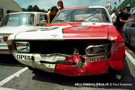 Opel Commodore załogi Huub Vermeulen i Fred Frankenhout.