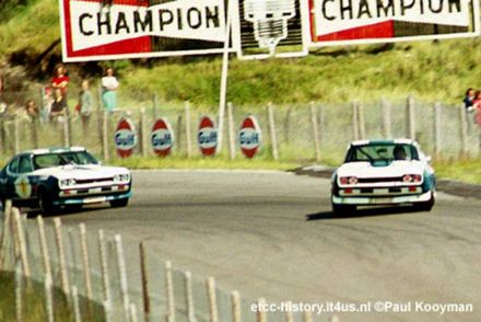 Fordy Capri RS 2600 na trasie wyścigu.
