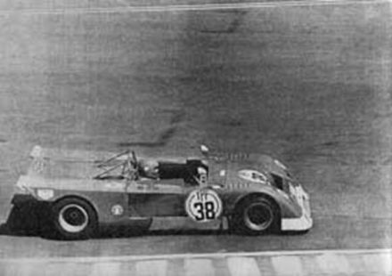 Eris Tondelli i Carlos  Pascualini na samochodzie Chevron B19 Ford.