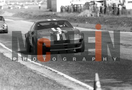Tony Adamowicz i Sam Posey na samochodzie Ferrari 365 GTB/4 Daytona.
