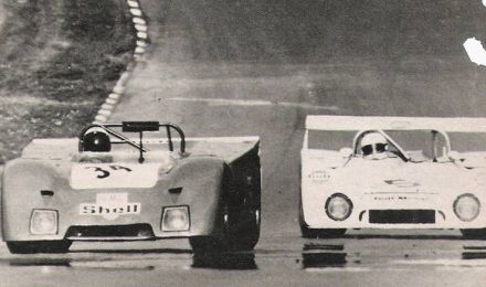 Nr.34. Brian Robinson i Francois Migault na samochodzie Chevron B21 Ford, nr.5. Derek Bell i Gijs van Lennep  na samochodzie Mirage M6 Ford.
