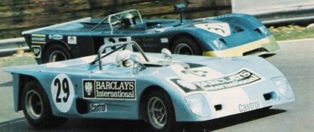Nr.29. Guy Edwards i David Hobbs na samochodzie Lola T290 Ford, nr.37. Peter Smith i David Welpton na samochodzie Chevron B19/21 Ford.