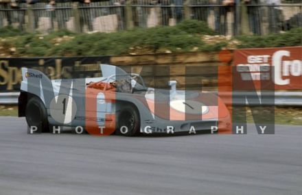 Reinhold Jöst i Mario Casoni na samochodzie Porsche 908/03.