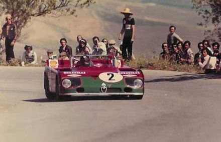 Vic Elford i Gijs van Lennep na samochodzie Alfa Romeo T33/TT/3.