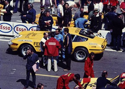 Derek Bell, Teddy Pilette i Richard Bond na samochodzie Ferrari 365 GTB/4 Daytona.