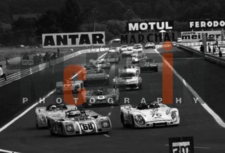 Nr. 68. Chris Craft i Alain De Cadenet na samochodzie Duckhams LM Ford, nr.76. Raymond Touroul i Jean Claude Lagniez na samochodzie Porsche 908/02, nr.5. Juan Fernandez, Francisco Torredemer i Eugenio Baturone na samochodzie Porsche 903/03.