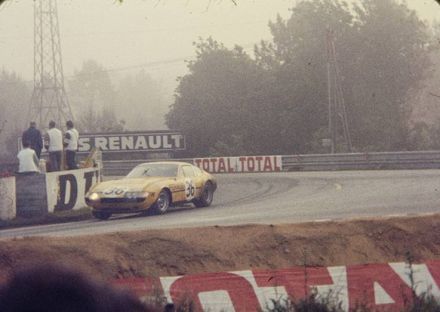 Derek Bell, Teddy Pilette i Richard Bond na samochodzie Ferrari 365 GTB/4 Daytona.