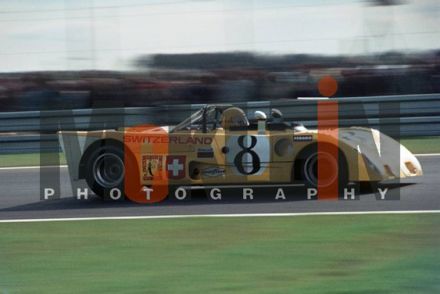 Jo Bonnier, Gijs van Lennep i Gerard Larrousse na samochodzie Lola T280 Ford.