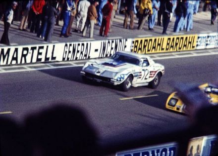 Bernard Darniche, Alain Cudini i John Greenwood na samochodzie Chevrolet Corvette.