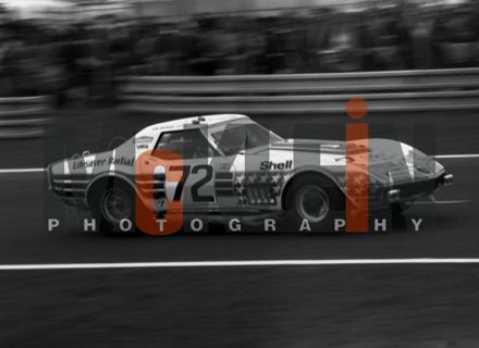 Bernard Darniche, Alain Cudini i John Greenwood na samochodzie Chevrolet Corvette.