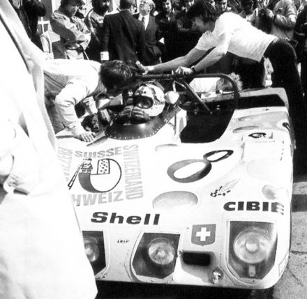 Jo Bonnier, Gijs van Lennep i Gerard Larrousse na samochodzie Lola T280 Ford.