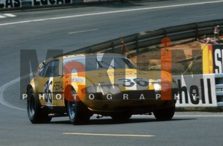 Derek Bell, Teddy Pilette i Richard Bond na samochodzie Ferrari 365 GTB4 Daytona.