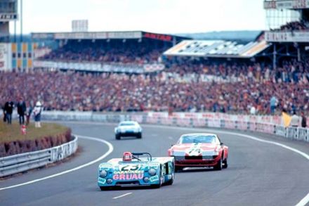 Nr.23. Brian Robinson i Jean Rondeau na samochodzie Chevron B21 Ford, nr.74. Sam Posey i Tony Adamowicz na samochodzie Ferrari 365 GTB/4 Daytona.