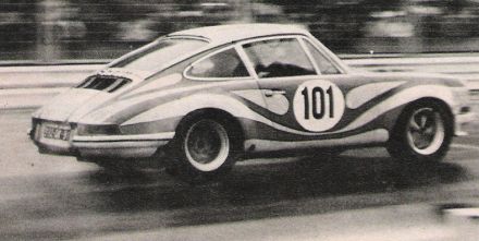 Gérard Larrousse na samochodzie Porsche 911S.