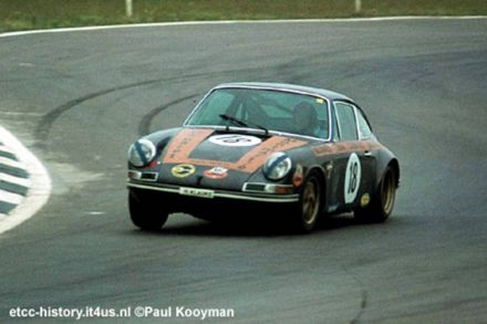 Horst Klauke na samochodzie Porsche 911T.