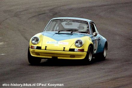 Hans-Peter Joisten na samochodzie Porsche 911S.