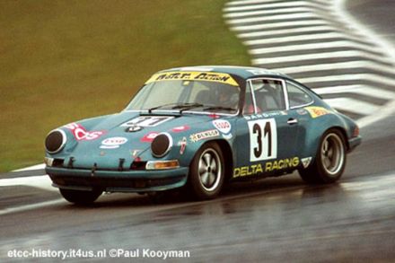 Dominique Bardini na samochodzie Porsche 911S.
