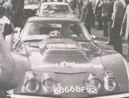 “Marie Claude Beaumont" i Christine Giganot na samochodzie Chevrolet Corvette.