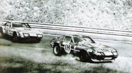 Nr.119. Vic Elford i David Stone, nr.118. Jean Claude Andruet i "Biche" obydwaj na samochodach Ferrari 365 GTB 4 Daytona.