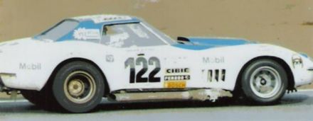 “Marie Claude Beaumont" i Christine Giganot na samochodzie Chevrolet Corvette.