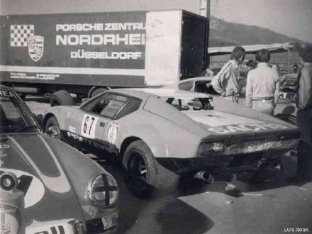 Hans Schulze-Schwering na samochodzie De Tomaso Pantera.