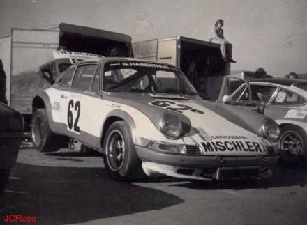 Claude Haldi na samochodzie Porsche 911S.