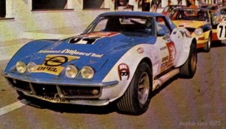Marie-Claude Charmasson ("Beaumont") na samochodzie Chevrolet Corvette.