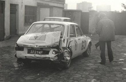 Renault 12 Gordini Błażeja Krupy po spotkaniu z Polskim Fiatem 125p Marka Karczewskiego.