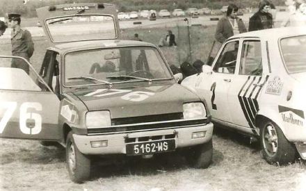 Renault 5 Jerzego Landsberga i Renault 12 Gordini Janusza Kiljańczyka.