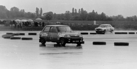 Nr.21. Jerzy Landsberg – Renault 5 Alpine, nr.12. Janusz Kiljańczyk – Renault 12 Gordini.