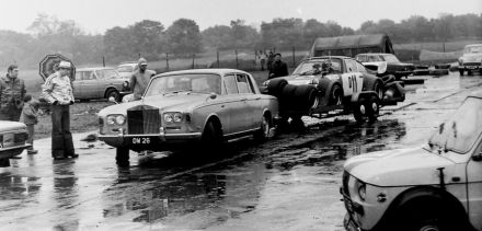 Rolls-Royce Silver Shadow i Porsche Carrera RSR Michała Damma.