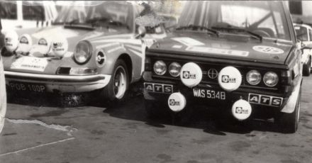Nr.22. Ryszard Kopczyk i Henryk Fabiański – Porsche 911T, nr.4. Maciej Stawowiak i Jacek Różański – Polonez 2000.