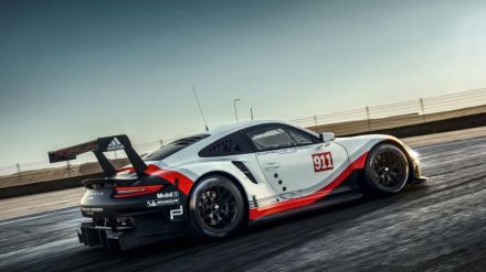 Porsche 911 RSR.